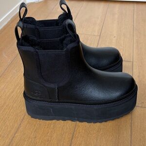 UGG Women's Black Neumel Platform Chelsea Boots in excellent condition size 7